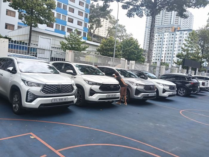 Đoàn xe 7 chỗ Innova phục vụ hội nghị tại TPHCM
