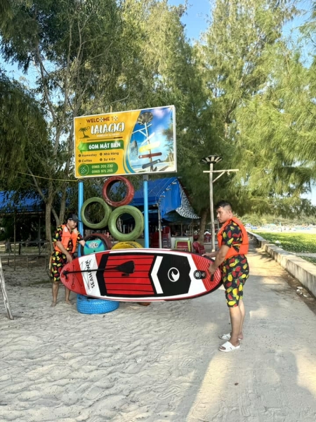 bãi biển Cam Bình Lagi với thuyền thúng, làng chài, hải sản tươi sống