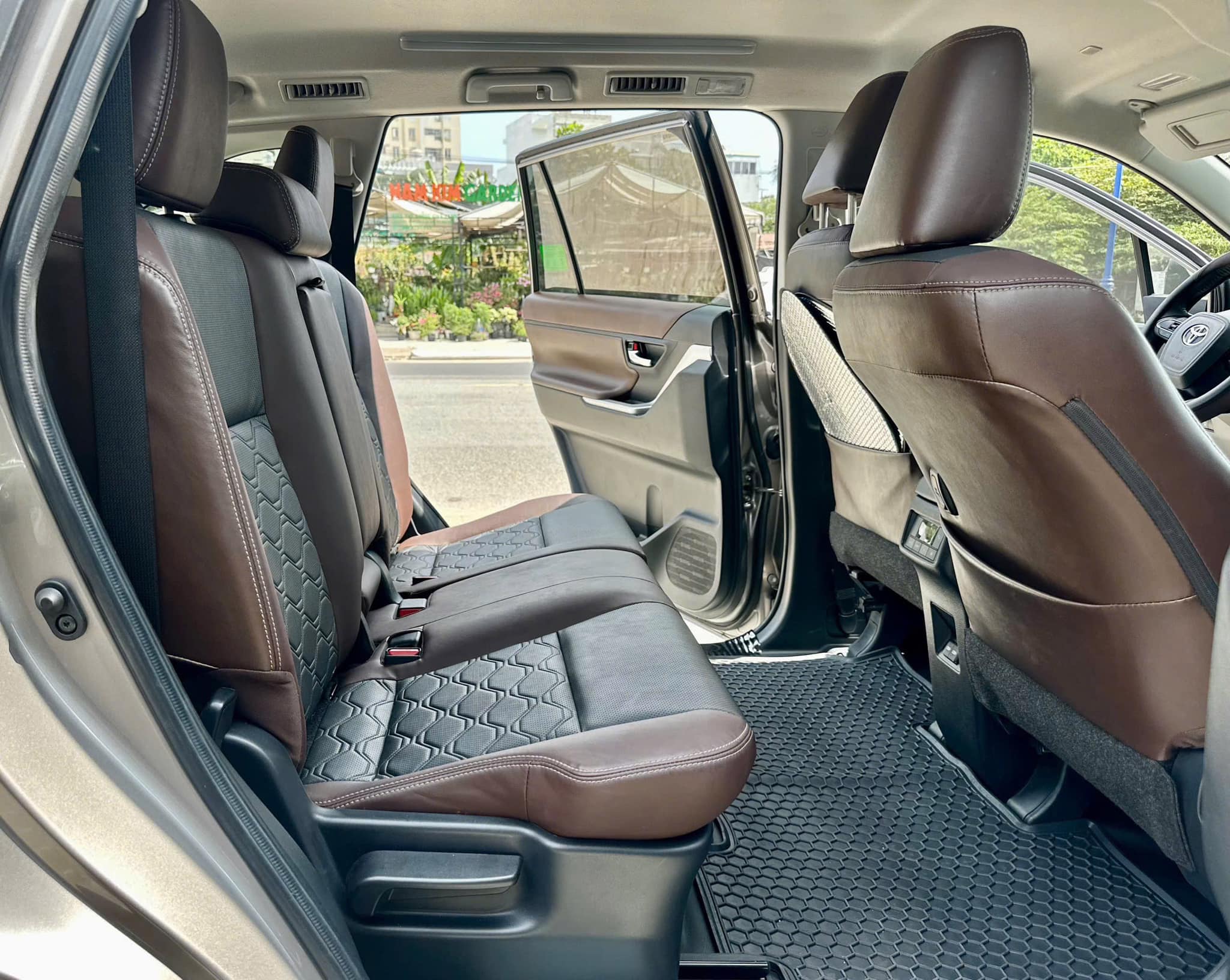 Nội thất xe innova 7 chỗ cho thuê theo tháng