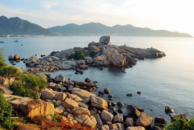 Hòn Chồng Nha Trang - Thuê xe đi Nha Trang