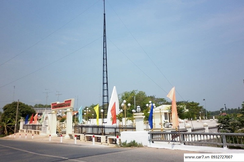 Cột dây théo là Di tích lịch sử Cấp Quốc gia nơi treo ngọn cờ đầu tiên của Đảng