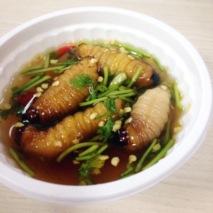 Những con đuông dừa béo ú bơi trong nước mắm