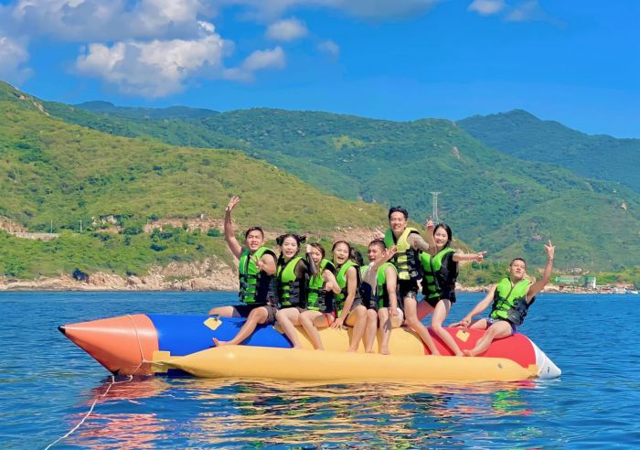 Khách tham gia hoạt động trên đảo