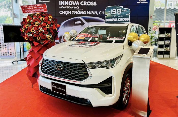 Thuê xe 7 chỗ Innova Cross mới đi Vĩnh Hy