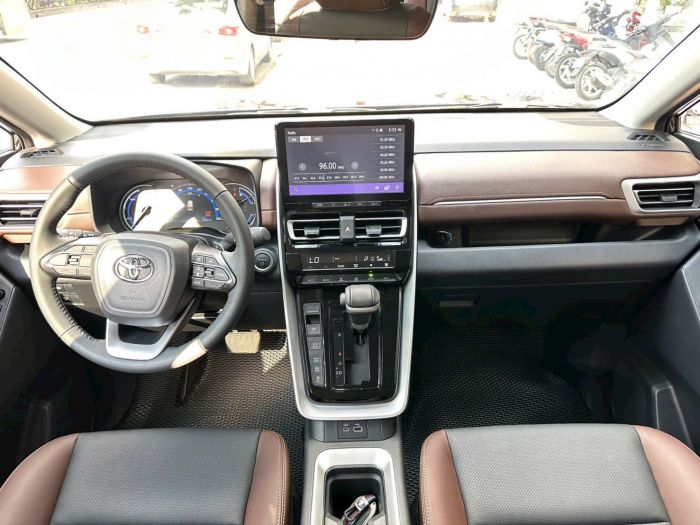 Xe innova cross cho thuê có tài