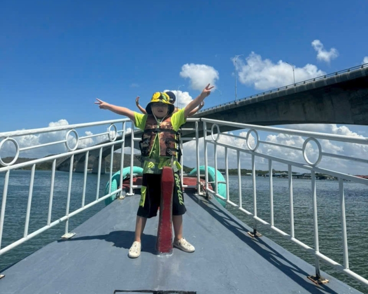 Di chuyển bằng tàu ra đảo Long Sơn