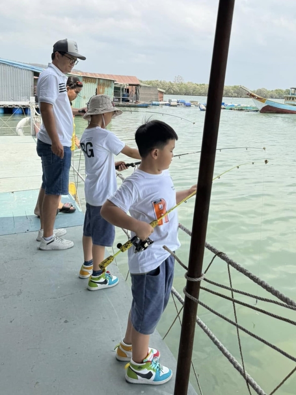 Trãi nghiệm câu cá trên bè Long Sơn