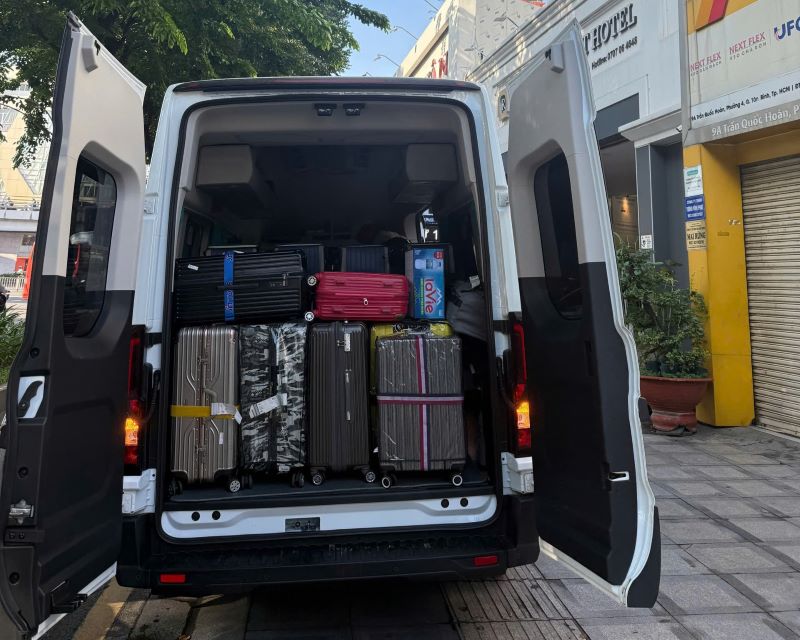 Khoang hành lý rộng rãi trên xe 16 chỗ
