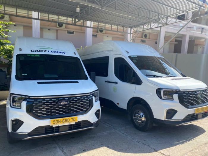 Xe Ford Transit bản Premium trần cao, xe đời mới nhất