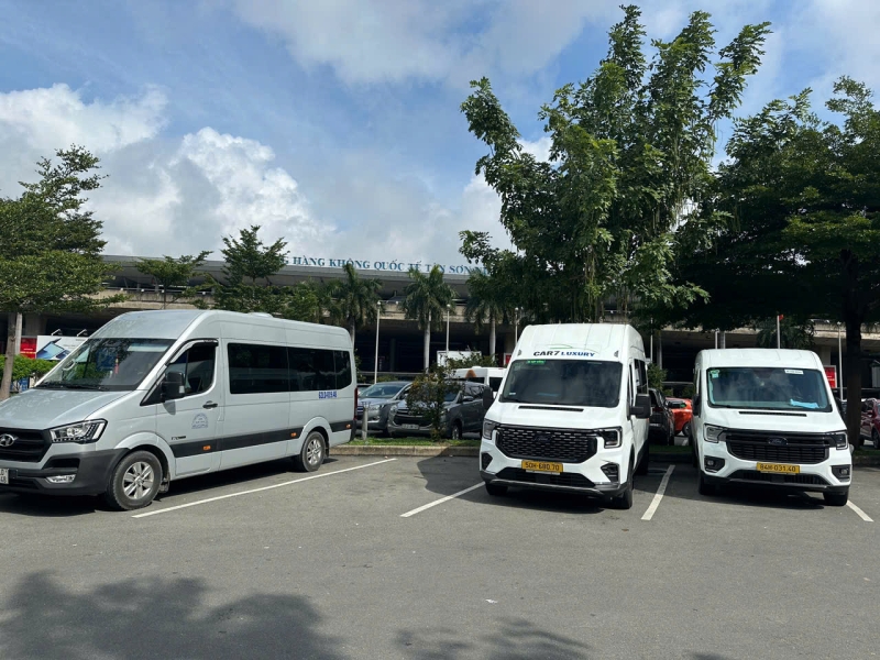 Xe 16 chỗ Ford Transit đưa đón sân bay Tân Sơn Nhất