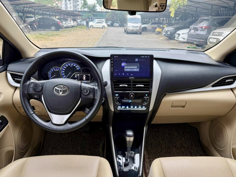 Nội thất ghế da, tay lái nhiều phím chức năng