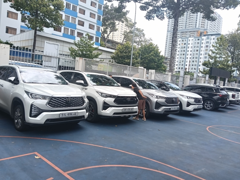 Đoàn xe 7 chỗ phục vụ khách tham dự hội nghị