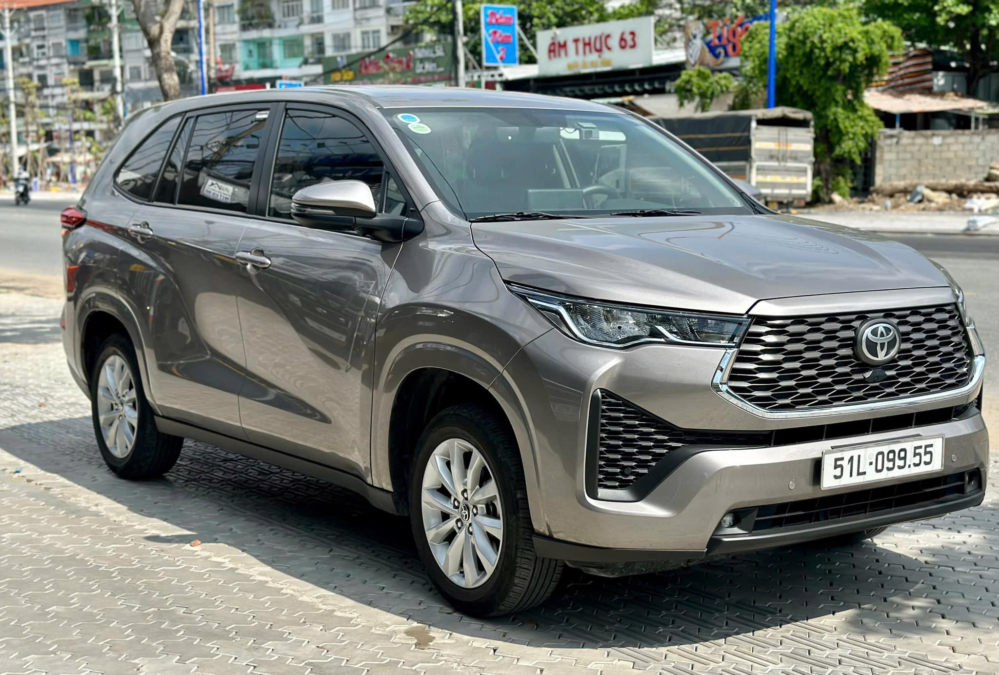 thuê xe 7 chỗ innova mới, thuê xe innova theo tháng có tài xế