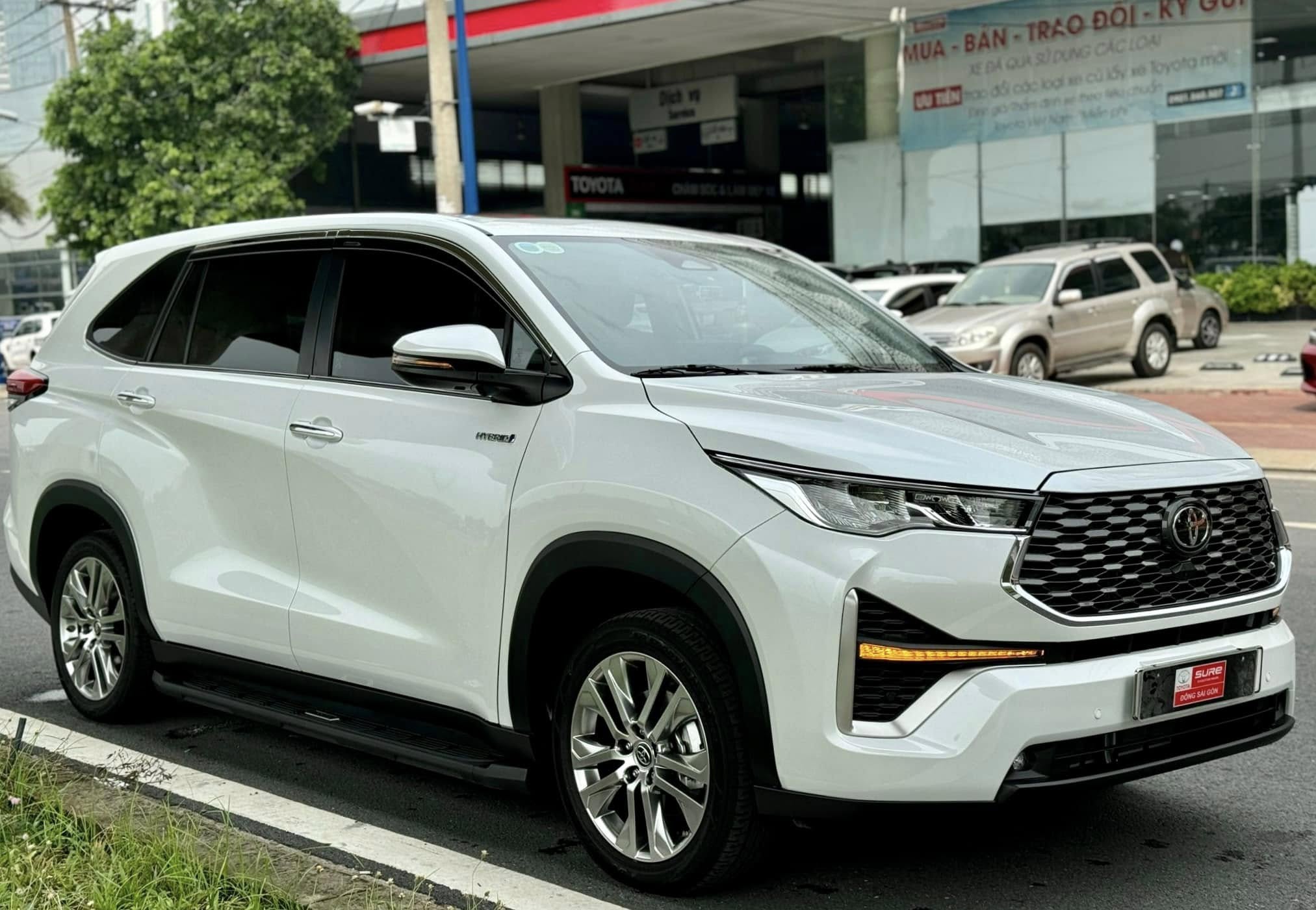 thuê xe 7 chỗ innova cross tại Tp.HCM