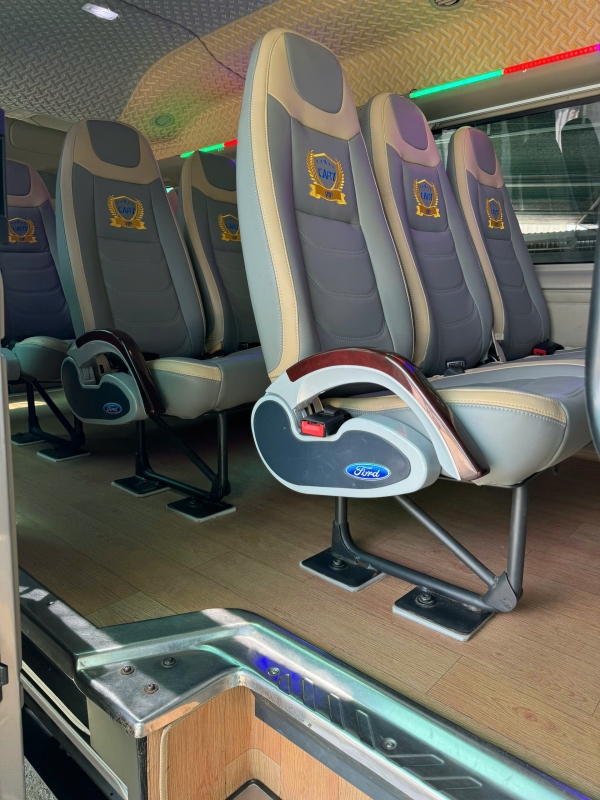 Xe Ford Transit 9 chỗ có tài xế tại TP.HCM – CAR7 Transport