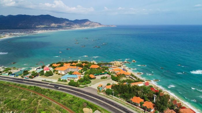 Bãi biển Cà Ná đẹp mê ly, nước trong xanh