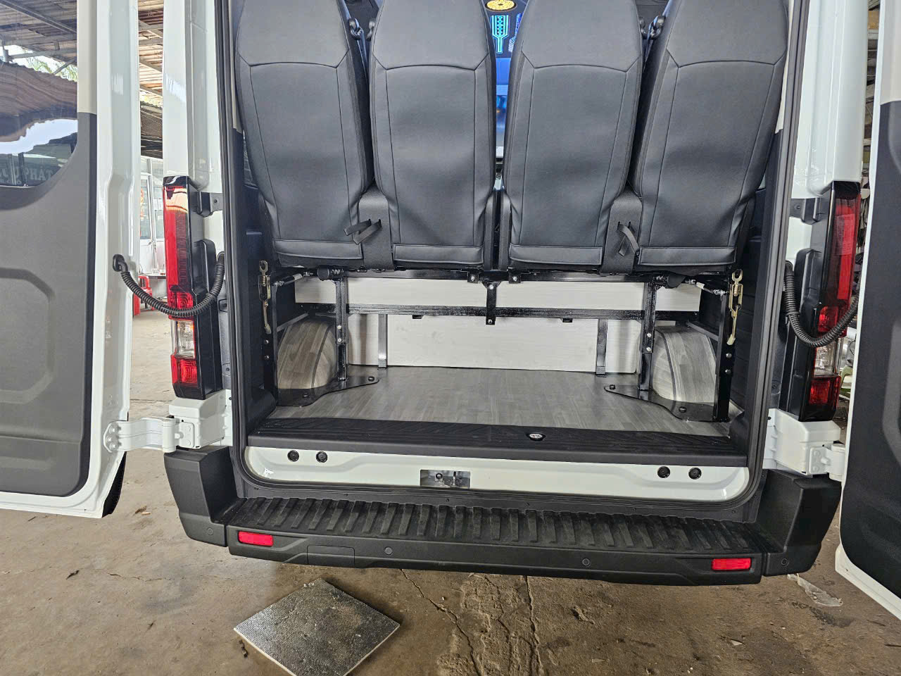 Khoang hành lý xe Ford Transit Premium chứa lên tới 10 Vali