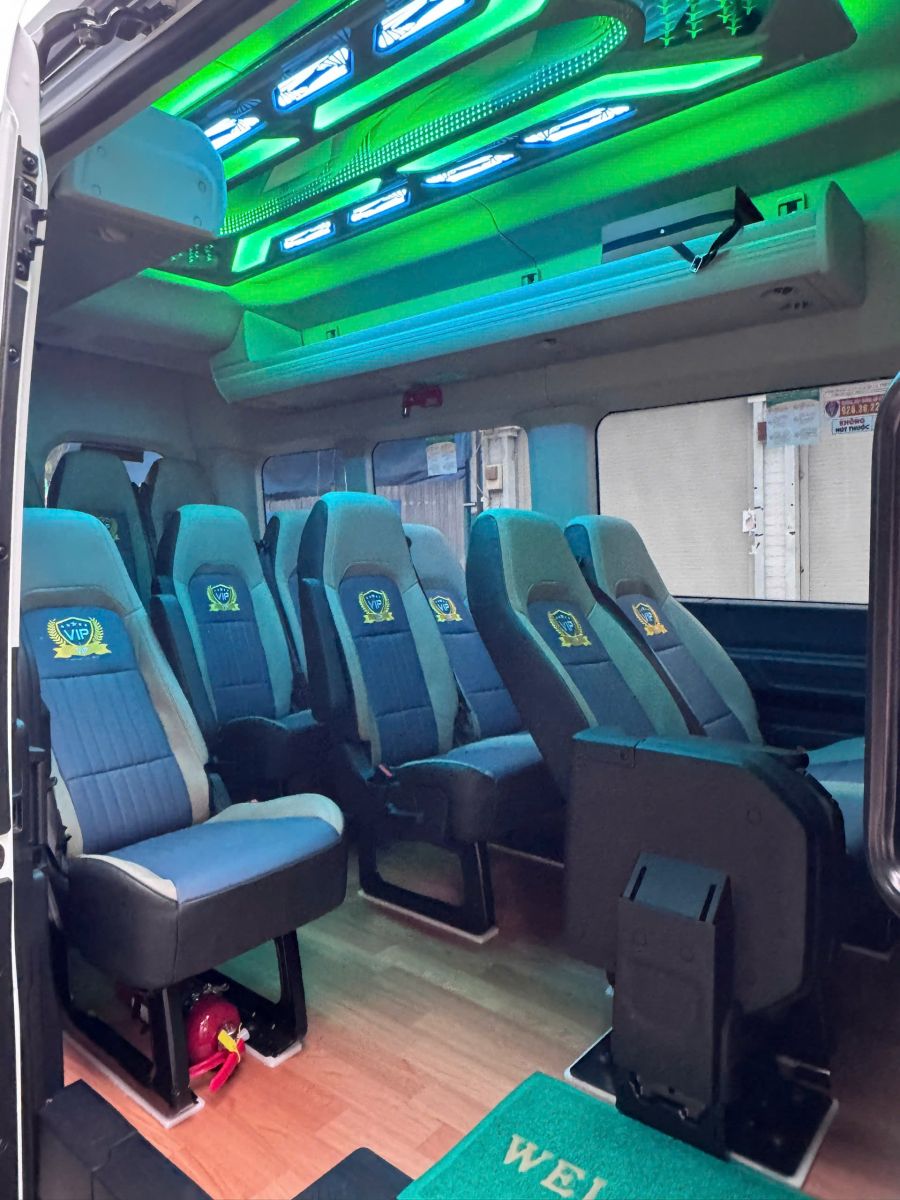 Nội thất xe Ford Transit Premium mới, ghế an toàn 3 điểm, sạc usb mỗi hàng ghế